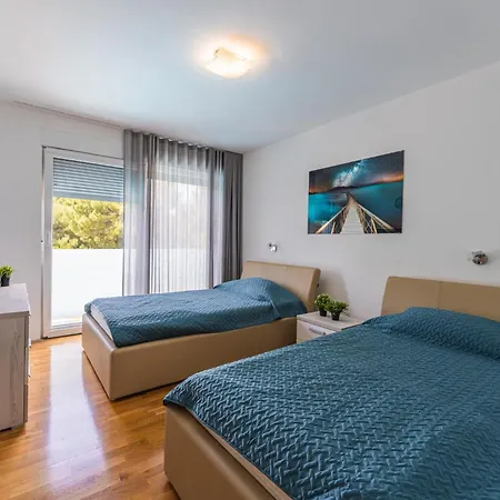 Claudia In - Haus Fuer 8 Personen Pula